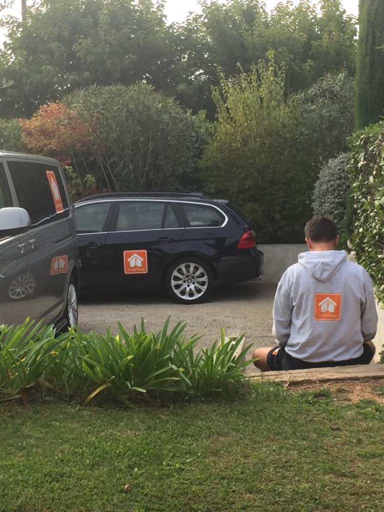 Auto's in een gebroeide omgeving en een man op de rug gezien.